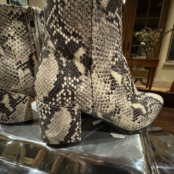 Madden Girl Snake Boots 6.5M - Picture 9 of 16